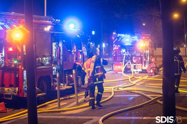 Les pompiers en intervention, le 19 février, lors d'un feu sur le plateau des hauts de Rouen