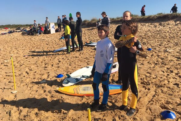 Chacun attend son tour sur la plage en regardant les performances des copains