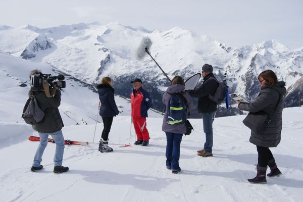 Equipe de tournage à la station de Guzet en Ariège