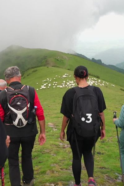 Sur le GR10 les passionnés admirent un paysage changeant selon les saisons.