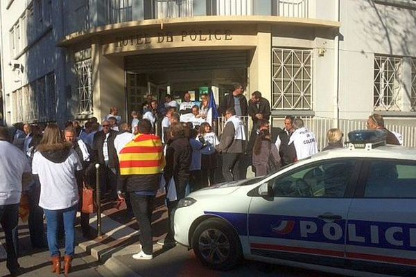 Narbonne (Aude) - les policiers manifestent devant le commissariat pour soutenir 6 collègues entendus par l'IGPN - 7 décembre 2016.