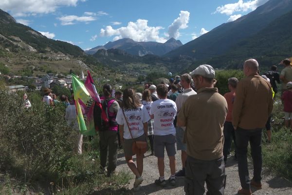 Plus de 200 personnes se sont données rendez-vous devant le chantier de la LGV.