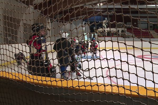 En février, un agent de la patinoire avait été gravement blessé après avoir reçu à la tête un palet.