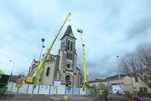 L'église du Teil en Ardèche ne survivra pas au tremblement de terre du 11 novembre 2019. Elle est en train d'être démolie. Jugée trop endommagée, elle ne peut être rénovée. Une nouvelle construction devrait la remplacer à quelques mètres.