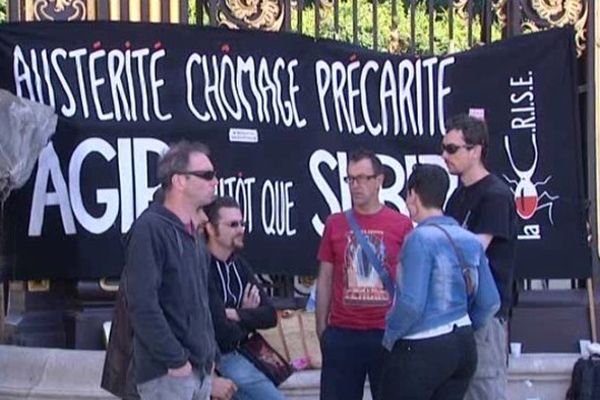 Une vingtaine de manifestants ont organisé un contre-forum à l'occasion du forum economic ideas organisé par les CCI de la Grande Région, lundi 23 juin 2014. 