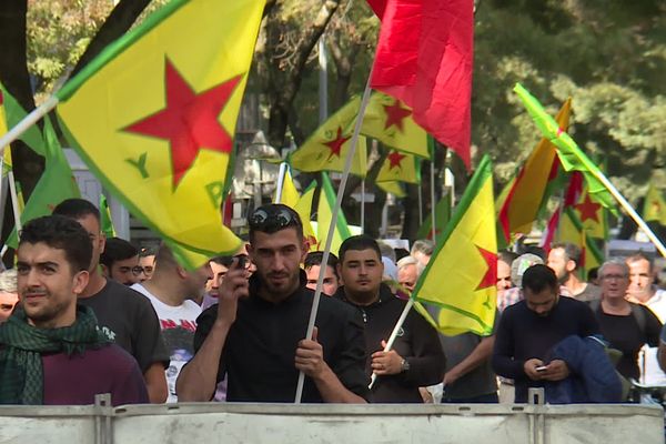 Les drapeaux du YPG, le mouvement des combattants syriens, flotte dans les rues de Bordeaux ce samedi 12 octobre. 