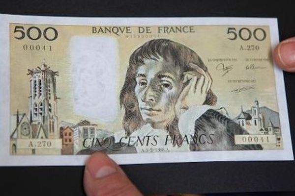 Un demi-billet de 500 francs signé Gainsbourg parti aux enchères pour 5.000 euros (illustration)