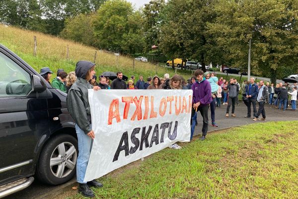 Un rassemblement est organisé toute la journée devant la gendarmerie d'Ustaritz pour demander la libération des trois manifestants en garde-à-vue.