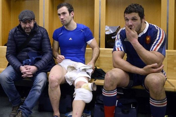 Stade de France, le 23 novembre 2013 : Le demi de mêlée de l'ASM et du XV de France, Morgan Parra, est entouré par l'acteur Kad Merad et son coéquipiers clermontois Damien Chouly.