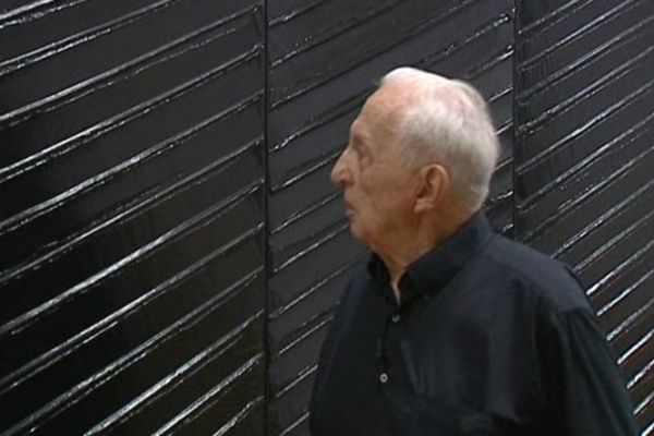 Le peintre Pierre Soulages devant l'une de ses oeuvres. 