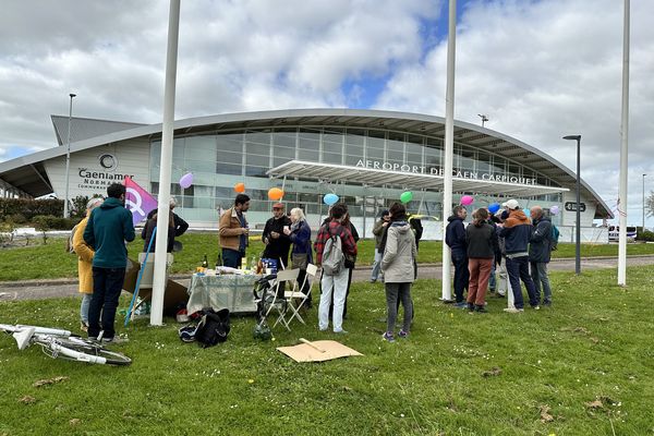 Trois associations, Acapacc, Extinction Rebellion et Alternatiba se sont mobilisées devant l'aéroport de Caen-Carpiquet ce samedi pour dénoncer l'impact environnemental de l'avion