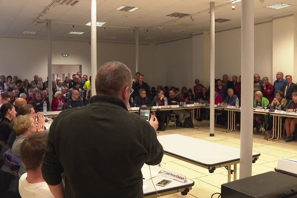 Beaucoup de monde lundi soir dans la salle du conseil de Firminy (Loire)