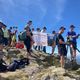 Les experts ont déployé leurs instruments au sommet du puy de Sancy pour capter les signaux satellites et enregistrer des relevés.