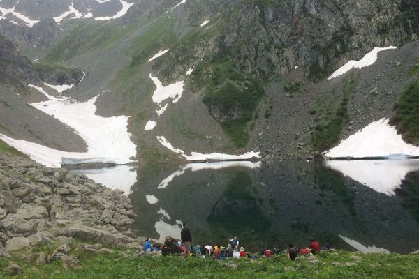 Conférence sur l'hydrologie au bord du lac de Crop à 1900 mètres d'altitude