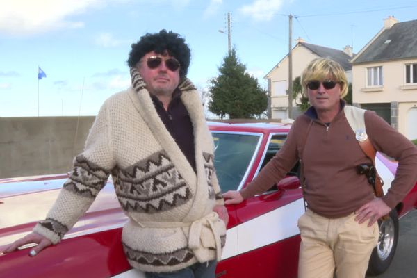 Starsky et Hutch devant leur coupé Grand Torino.