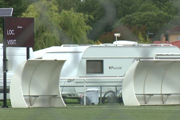 Près d'une centaine de caravanes se sont installées sur un terrain de football, à Plaisance -du-Touch, près de Toulouse.