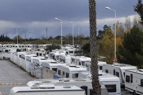 Plus de 80 caravanes s'étaient installées dans la zone commerciale de Saleilles, dans les Pyrénées-Orientales.  