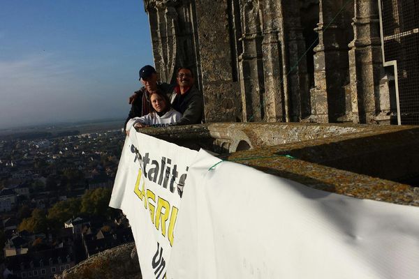 Quatre pères et une mère perchés ce lundi sur la cathédrale de Chartres.