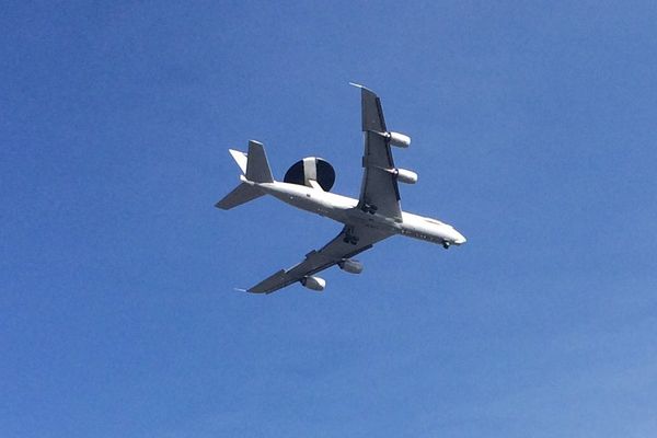 Un Boeing E-3 Sentry, plus connu sous le nom d’Awacs a été observé dans le ciel de Clermont-Ferrand, lundi vers 13H30. 