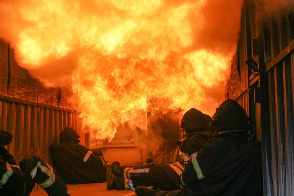 Les pompiers du Gers s’entraînent dans un caisson de feu.