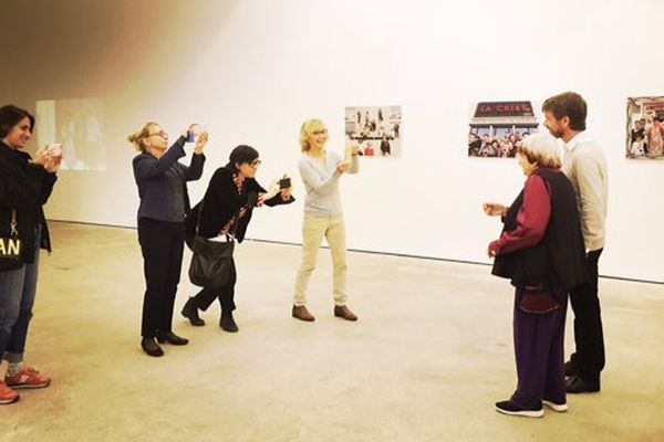 A droite, Agnès Varda et le galeriste Didier Gourvennec Ogor offrent une séance photo à la presse.