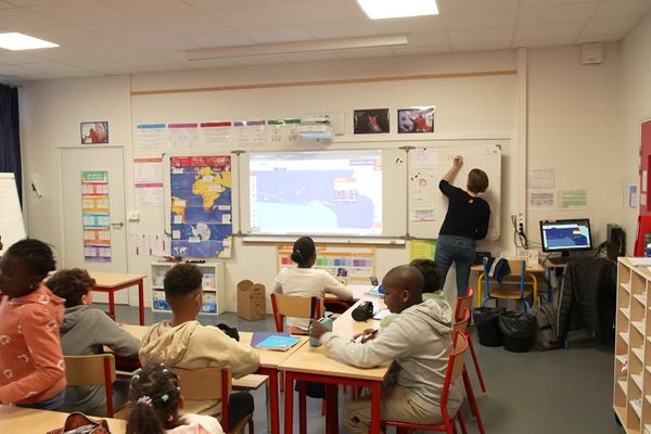 "Il est encore premier, il a de l'avance" : ces élèves de primaire apprennent en suivant le parcours du skippeur Havrais Charlie Dalin au Vendée Globe