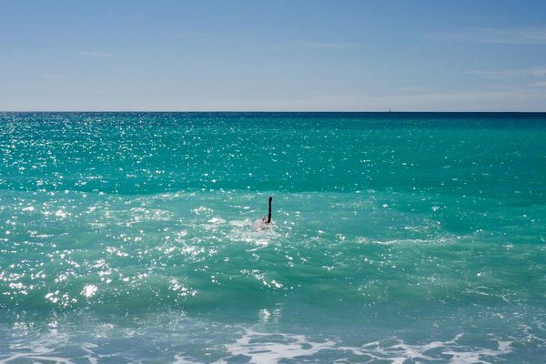 La météo estivale et l'eau turquoise de la mer Méditerranée ne doivent pas faire oublier les consignes de prudence.