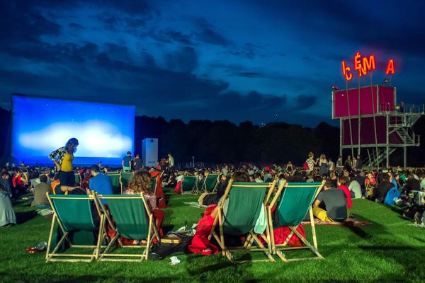 Une séance de cinéma en plein air sur la prairie du triangle au Parc de la Villette à Paris. (Illustration)