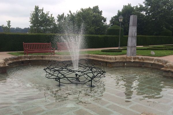 Place Aux Arts à Fougères : la couronne d'eau et la colonne de Vincent Barré