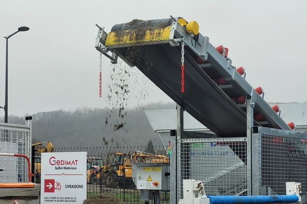 Le béton est distribué en pluie, et non en masse, pour éviter des problèmes sur des petites remorques qui ne seraient pas adaptées.