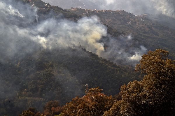 Des incendies dans la région d'Ait Douad, au nord de l'Algérie, le 13 août 2021.