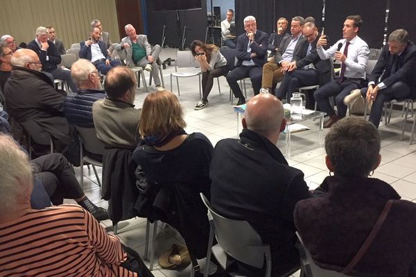 Une soixantaine de citoyens a participé au débat animé par le secrétaire d'Etat Jean-Baptiste Djebbari, hier soir, vendredi 8 novembre 2019 à Limoges. 