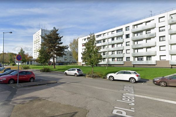 La place Jean Jaurès à Canteleu près de l'hôtel de ville