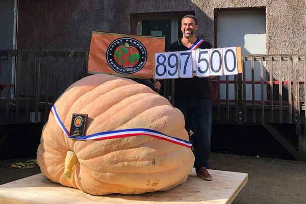 Mehdi Daho bat le record de France du plus gros potiron avec 897,5 kg, octobre 2021