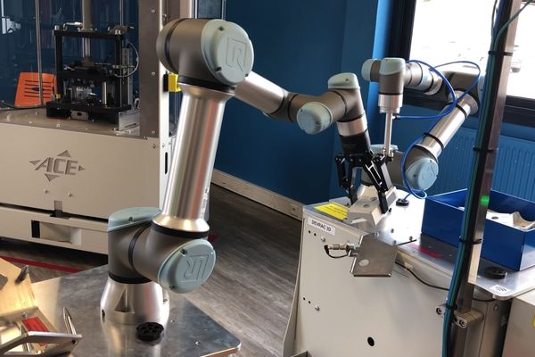 Les "cobots" peuvent effectuer des tâches répétitives, habituellement pénibles pour les ouvriers de l'industrie. Ici, ils trient et assemblent des interrupteurs.