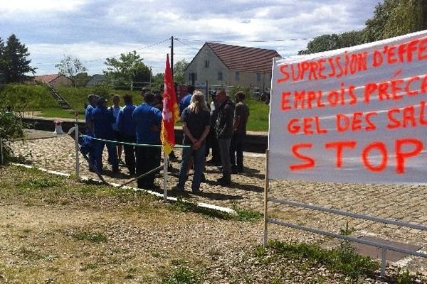 L'écluse numéro 76 à Saint-Jean de Losne permet l'entrée au port de plaisance 