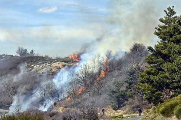 Un écobuage à Saint Genest Lachamp en Ardèche en 2023.