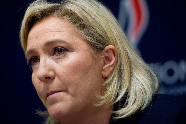 La présidente du Front National Marine Le Pen en conférence de presse à Vannes le 20 novembre 2015. 