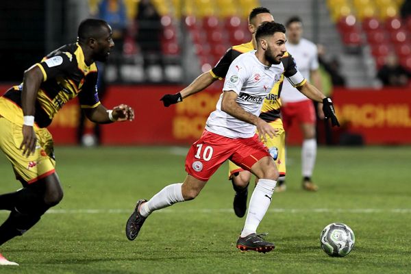 L'attaquant Romain Del Castillo, qui évoluait à Nîmes, promu en Ligue 1 au terme de la saison écoulée, a signé pour quatre ans à Rennes, a annoncé le club breton mercredi soir.