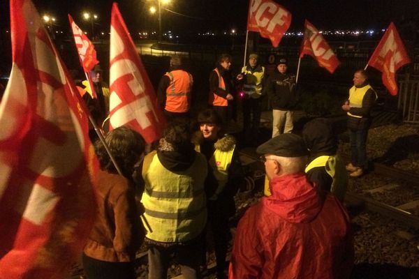 Des manifestants sur les voies de chemin de fer de Boucau dans les Pyrénées-Atlantiques à l'appel du PCF