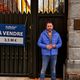 Le président du conseil départemental de l'Ardèche pose devant la préfecture avec le panneau "à vendre".