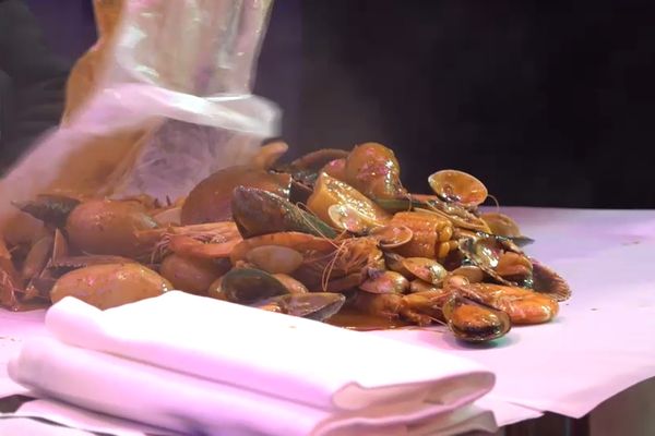 Folie Crabe, le restaurant où les fruits de mer sont servis à même la table