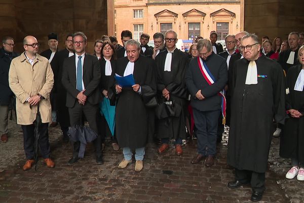 Le Barreau de Metz rassemblé ce vendredi 17 mai à l'entrée du Palais de justice en soutien à leur consœur, l’avocate Sonia Dahmani.