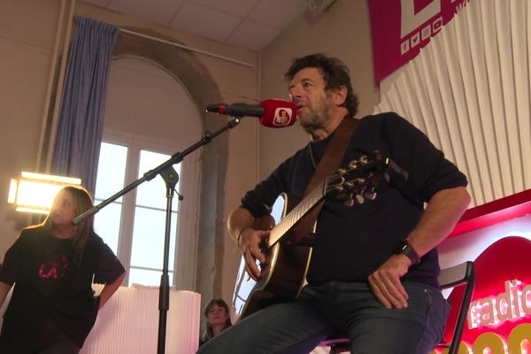 Patrick Bruel, professeur d'un jour pour une dictée solidaire.