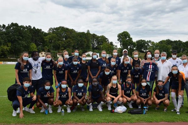 La photo souvenir après le séjour de l'équipe féminine de football du PSG au Complexe d'Entraînement International d'Hagetmau