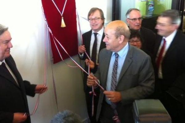 Jean-Yves Le Drian inaugure l'école défense sécurité à Ploufragan (22)