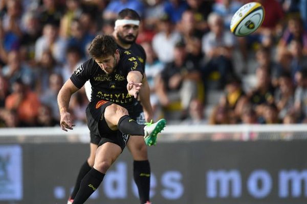 L'Australien Zach Holmes,que l'on voit marquer un pénalty, a été blessé contre Lyon et sera absent pendant un mois. 