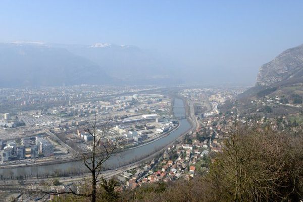 Grenoble lors d'un épisode de pollution de l'air à Grenoble en 2014.