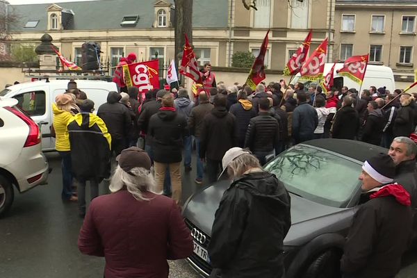 Manifestation des Fondeurs devant la sous-préfecture