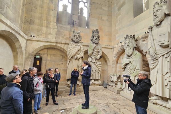 L'association rémoise Le regard au bout des doigts organise des visites de la cathédrale en audiodescription.